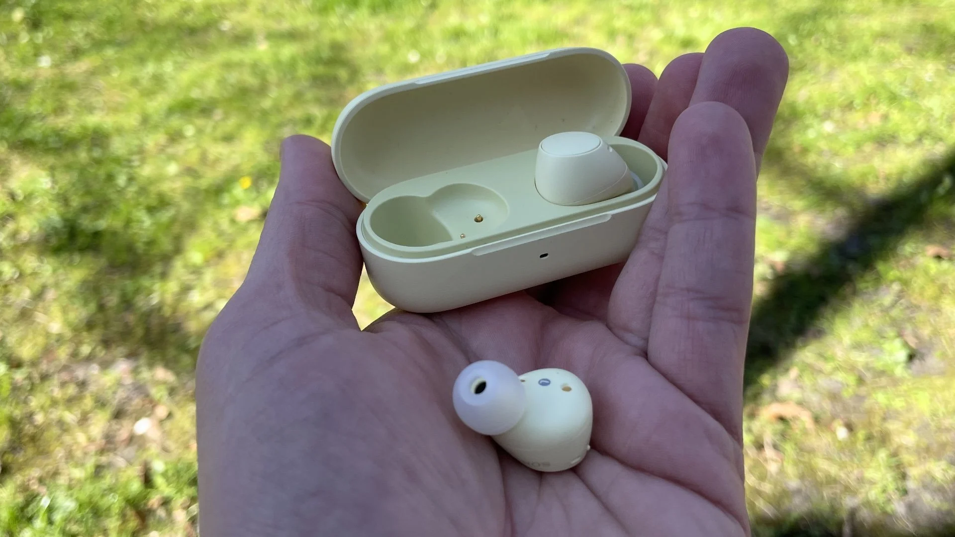 How to Choose Earbuds for Small Ears