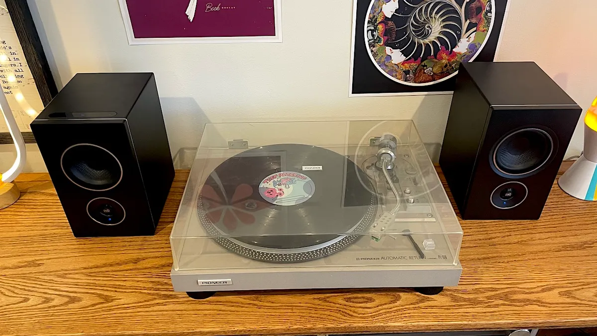 Best record player with speakers